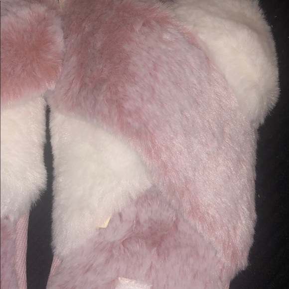 VICTORIA’S SECRET PINK CROSSOVER FAUX FUR SLIPPERS - Picture 4 of 4